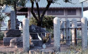 隈麿の墓の写真